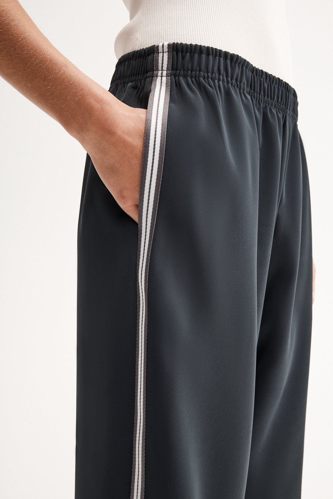 EVISENSKATBOARD LIGHTQUILTING PANTS新品M Madison Navy Wide Leg Pant | Elka Collective