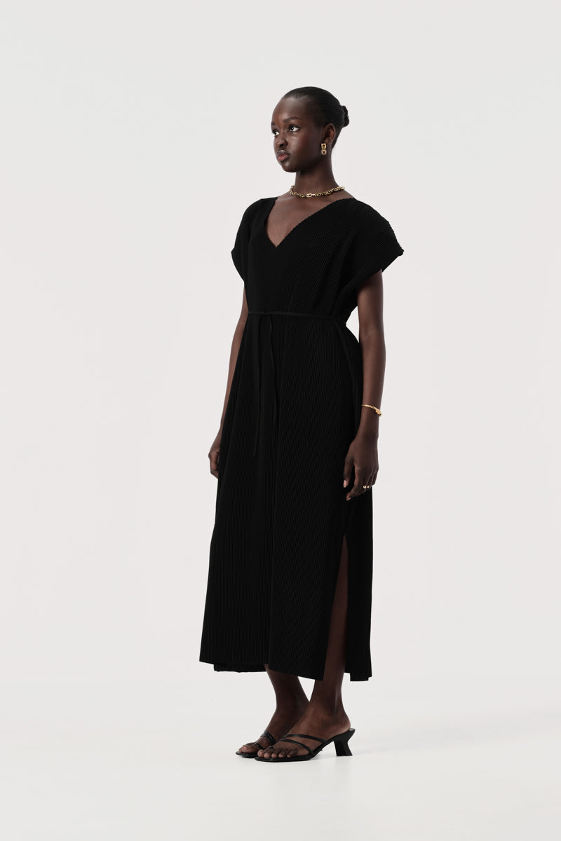 Fenton Cap Sleeve V-Neck Relaxed Fit Maxi Dress in Black | Elka Collective