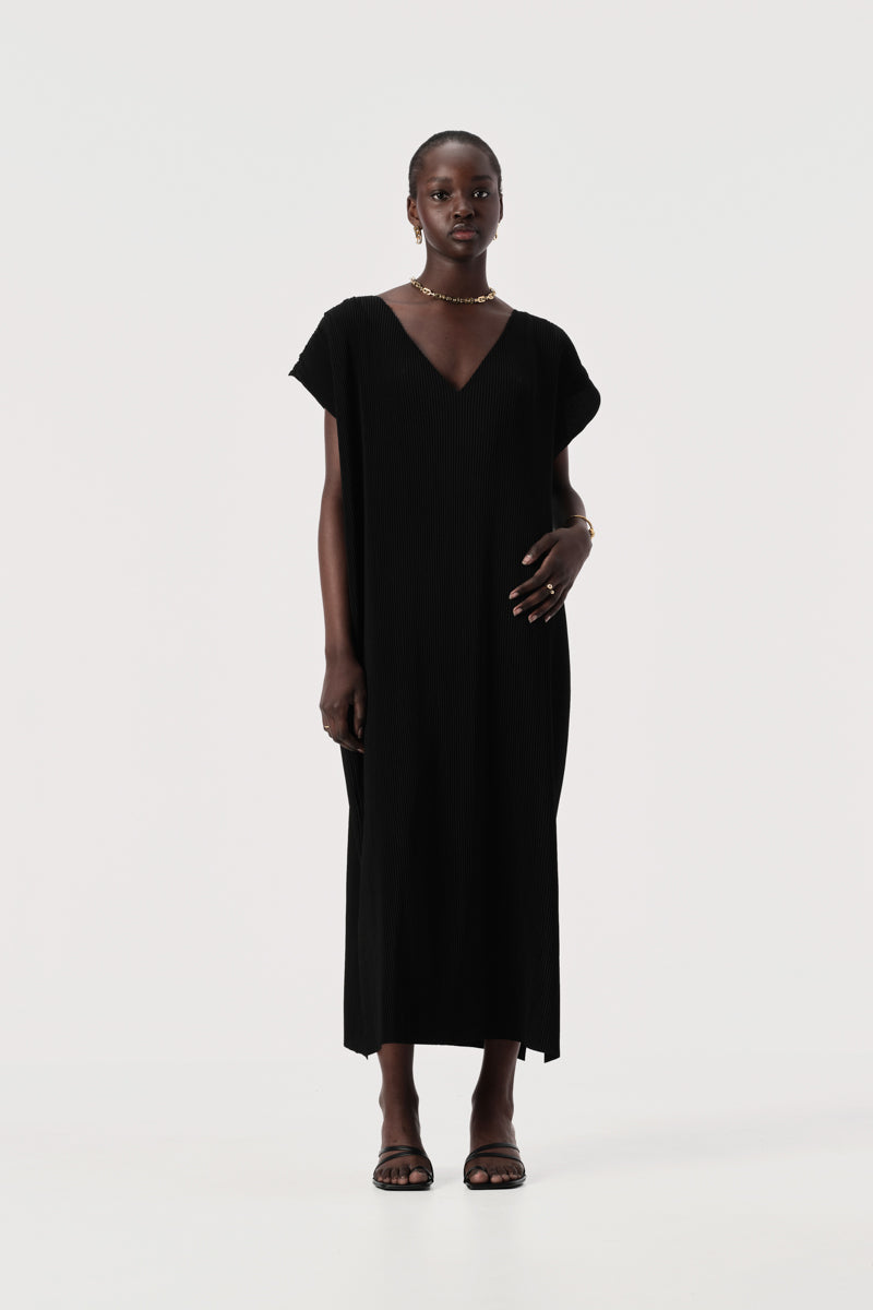 Sleeve Dress in Fenton Elka Black | V-Neck Fit Maxi Collective Cap Relaxed